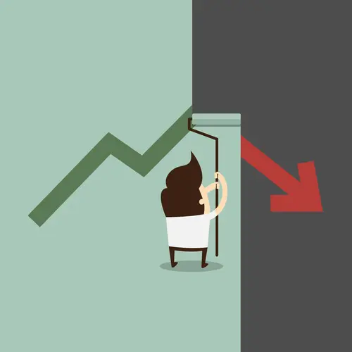 hombre de negocios corrigiendo la tendencia descendente de su empresa (tasa de abandono)