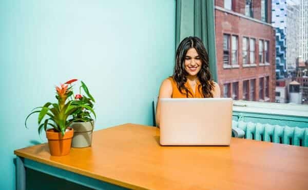 qué es una ip publica y que riesgos tiene: chica conectándose a internet en una cafeteria
